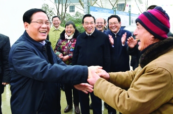 2月3日，春節(jié)后上班第一天，省委書記李強來我市基層走訪調(diào)研，看望鹽城“6.23”特大龍卷風冰雹災害受災群眾。.jpg