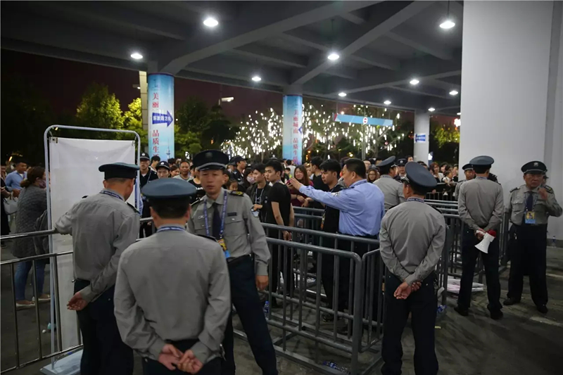 圖為保安隊(duì)員們快速反應(yīng)，處置突發(fā)事件。.png